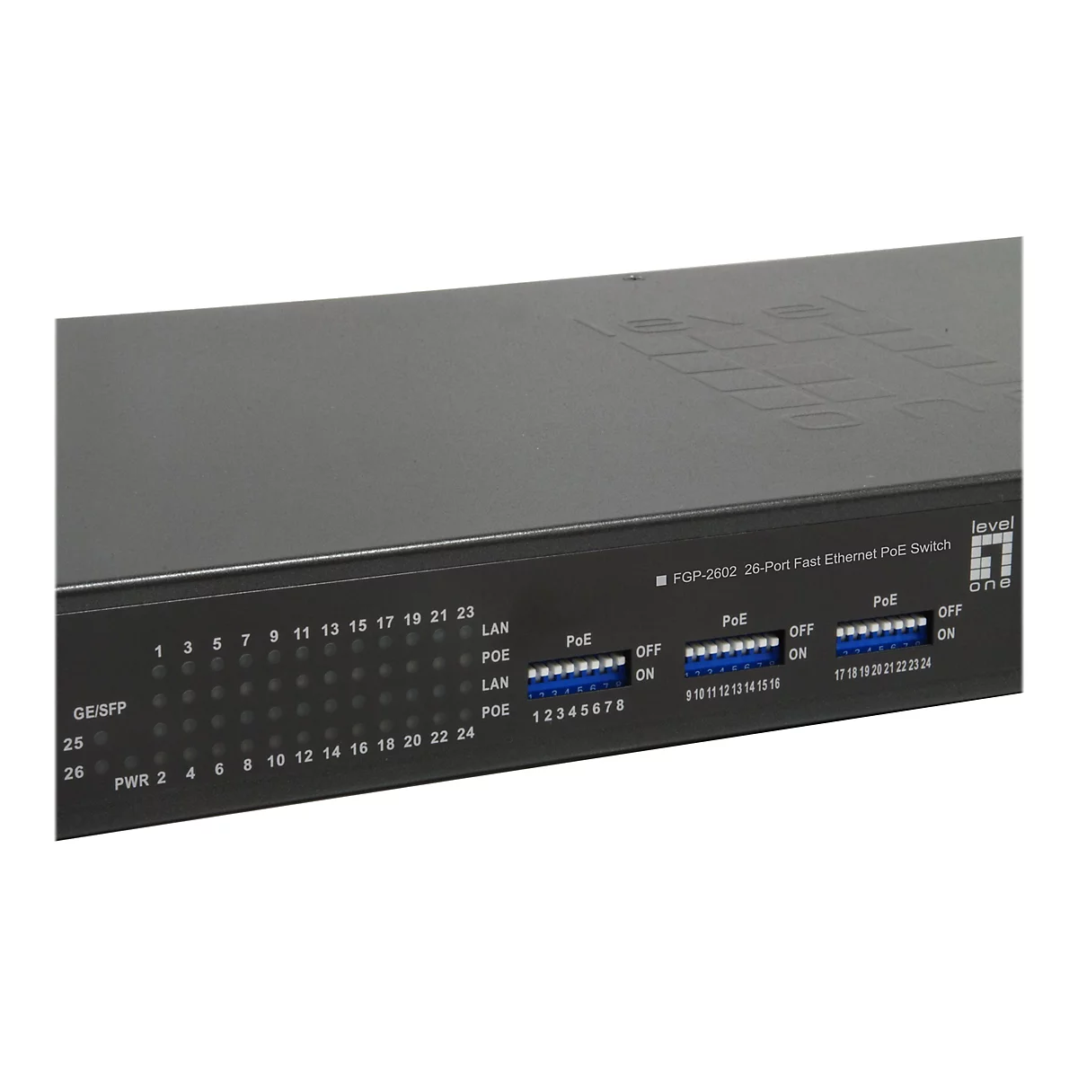 Ein schwarzer Switch mit Ports und Beschriftungen. Einige Ports sind blau hinterlegt. Text: FCP-2602 26-Port Fast Ethernet PoE Switch.
