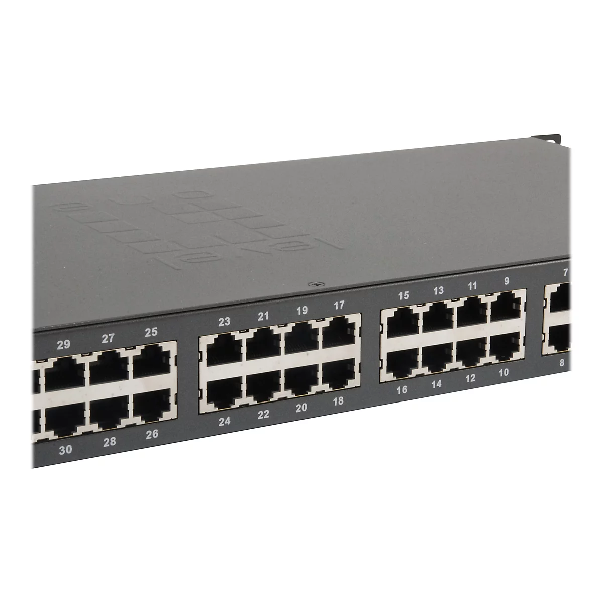 Nahaufnahme eines grauen Netzwerk-Patchpanels mit nummerierten RJ45-Ports vor weißem Hintergrund.
