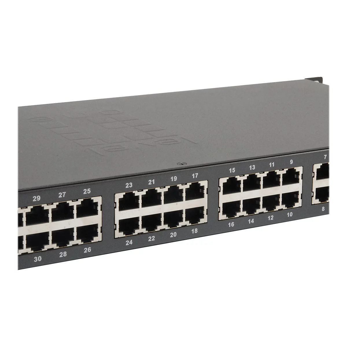 Nahaufnahme eines grauen Netzwerk-Switches mit nummerierten RJ45-Ports vor weißem Hintergrund.