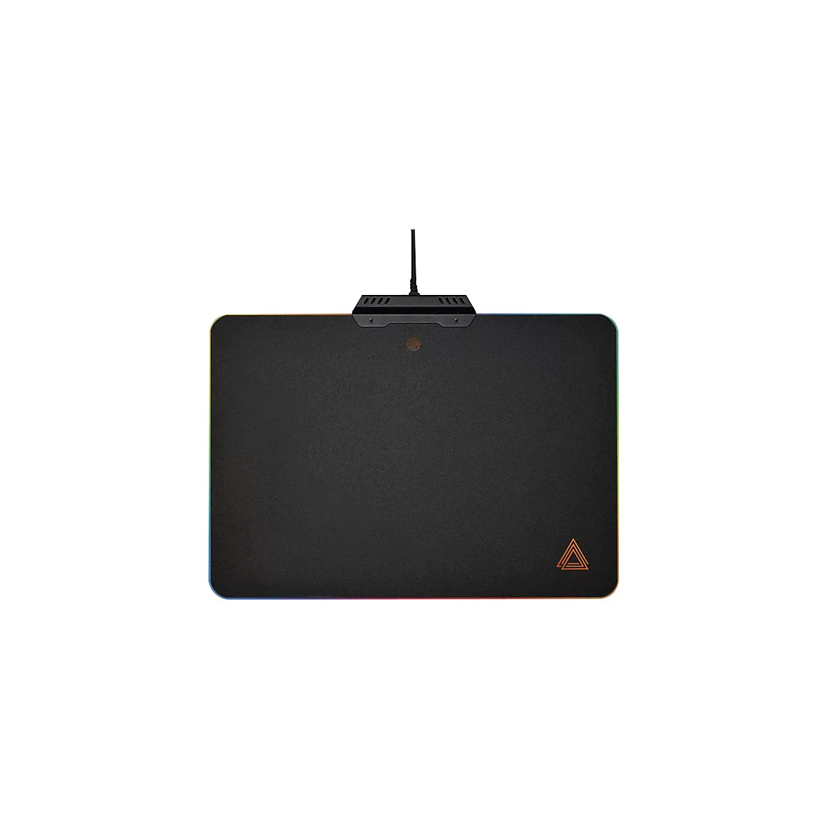 Schwarzes Gaming-Mauspad mit dreieckigem Logo unten rechts. Oben ist ein Stecker mit Kabel.
