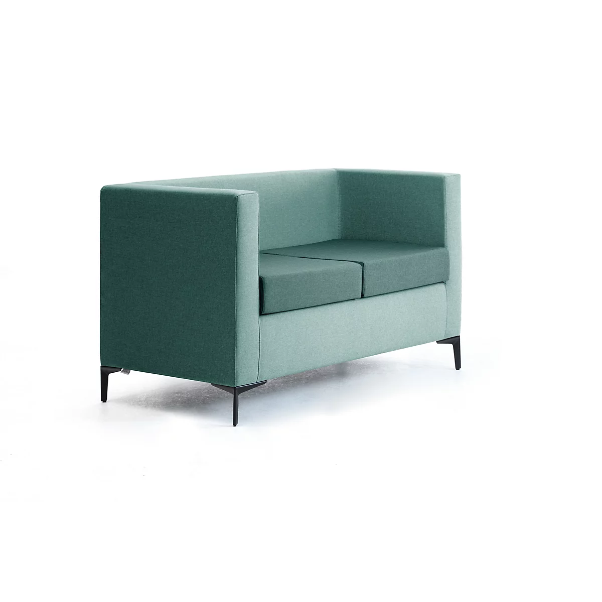 Modernes, zweisitziges Sofa in Salbeigrün mit schlichtem Design und schwarzen, schlanken Metallbeinen.