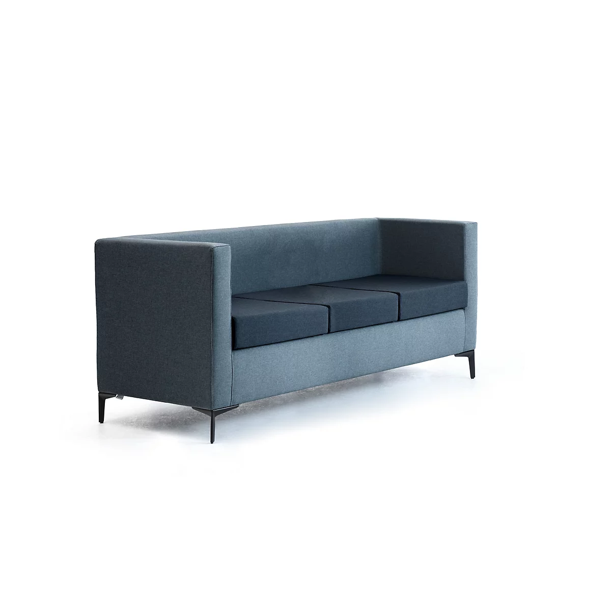 Modernes, blaues Dreisitzersofa mit gerader Form und schwarzen Metallfüßen vor weißem Hintergrund.