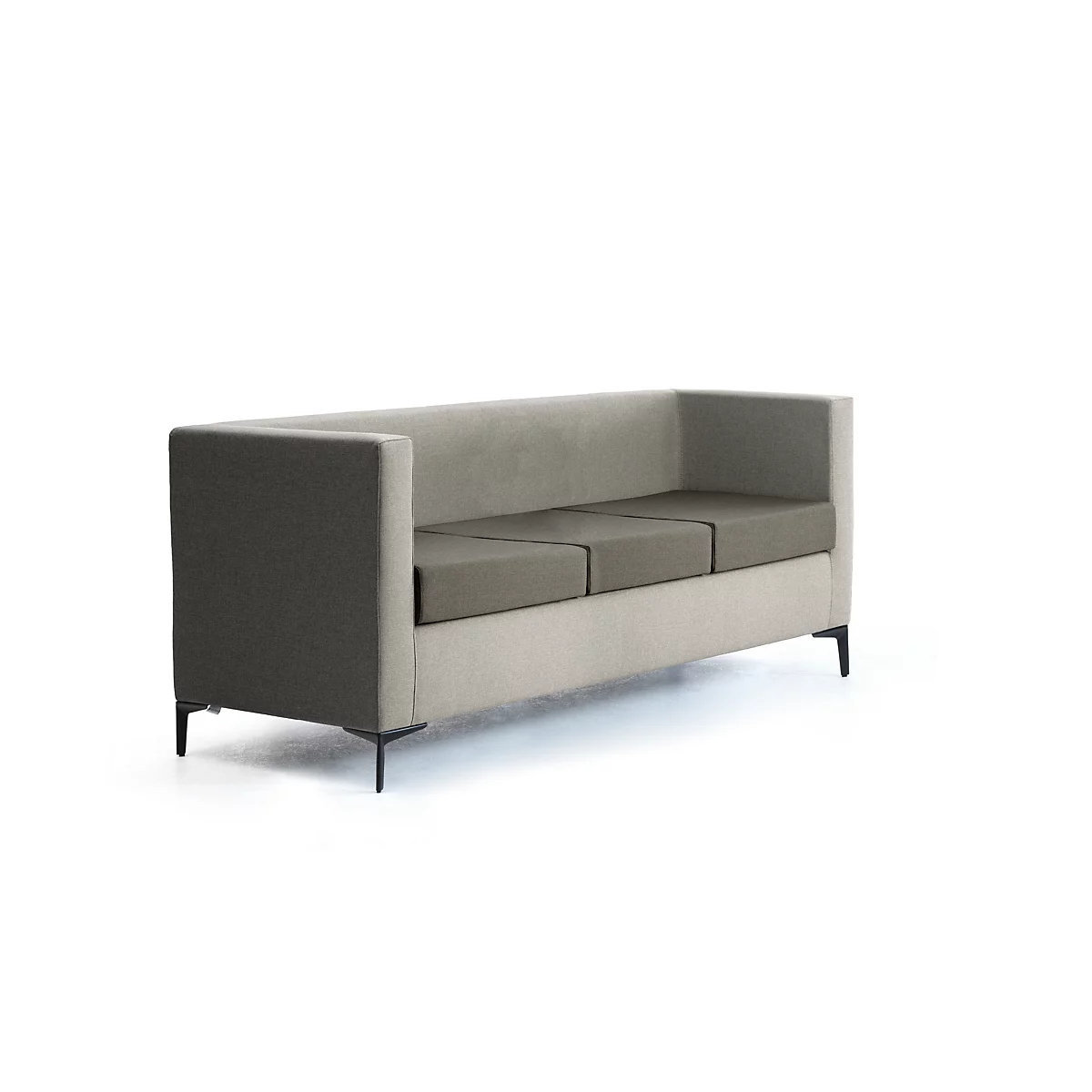 Modernes, beigegraues Dreisitzersofa mit schlanken, dunklen Metallbeinen vor weißem Hintergrund.