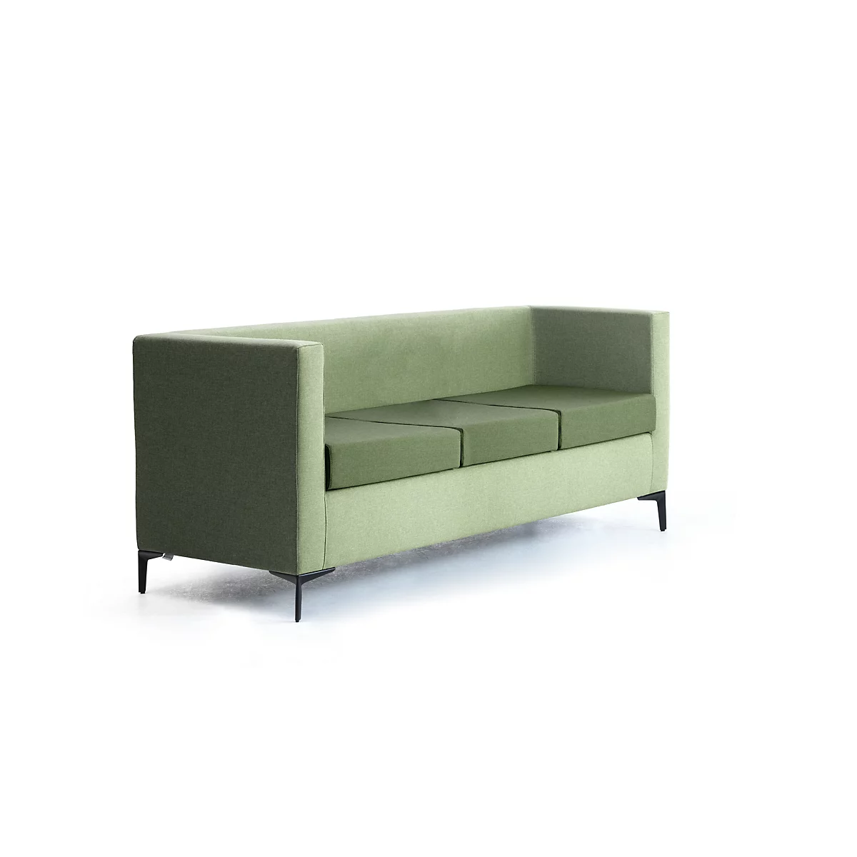 Modernes, dreisitziges Sofa in verschiedenen Grüntönen auf hellem Hintergrund.