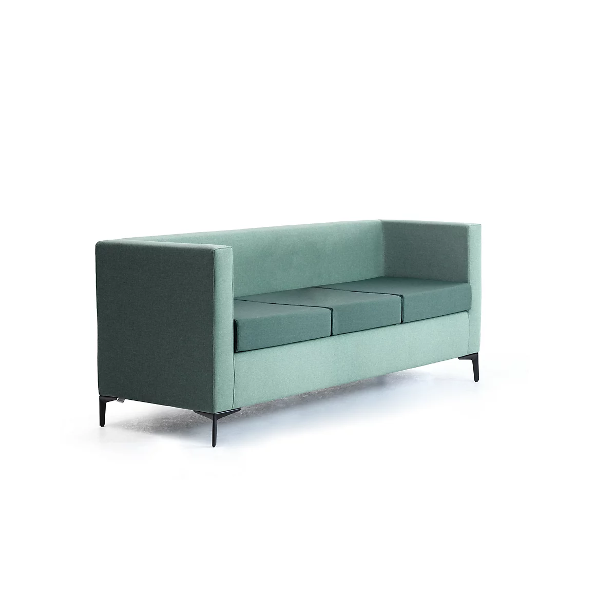 Modernes Sofa in hellem Mintgrün mit dunklen Sitzpolstern und schwarzen Metallfüßen auf weißem Hintergrund.