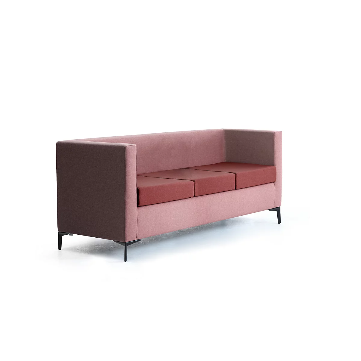 Modernes dreisitziges Sofa in verschiedenen Rot- und Rosatönen auf schlanken schwarzen Metallfüßen.