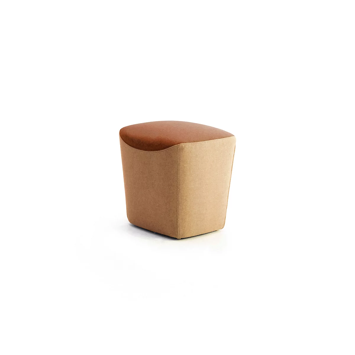 Ein quadratischer, beigefarbener Sitzhocker mit einer etwas dunkleren, braunen Sitzfläche vor weißem Hintergrund.