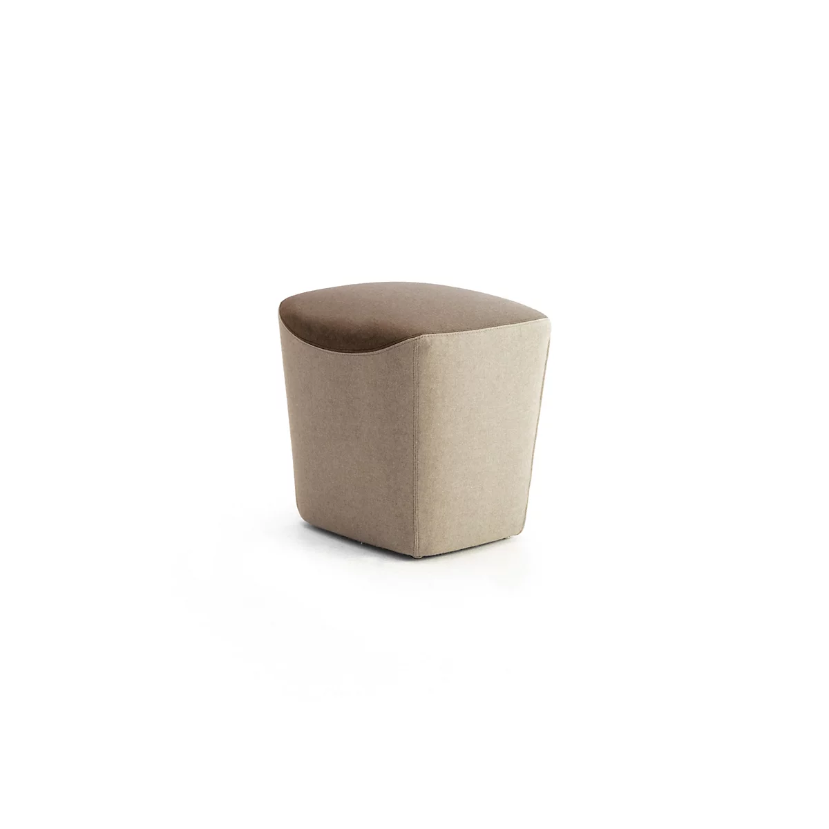 Moderner, quadratischer Hocker mit hellbeigem Korpus und dunkelbrauner Sitzfläche auf weißem Hintergrund.