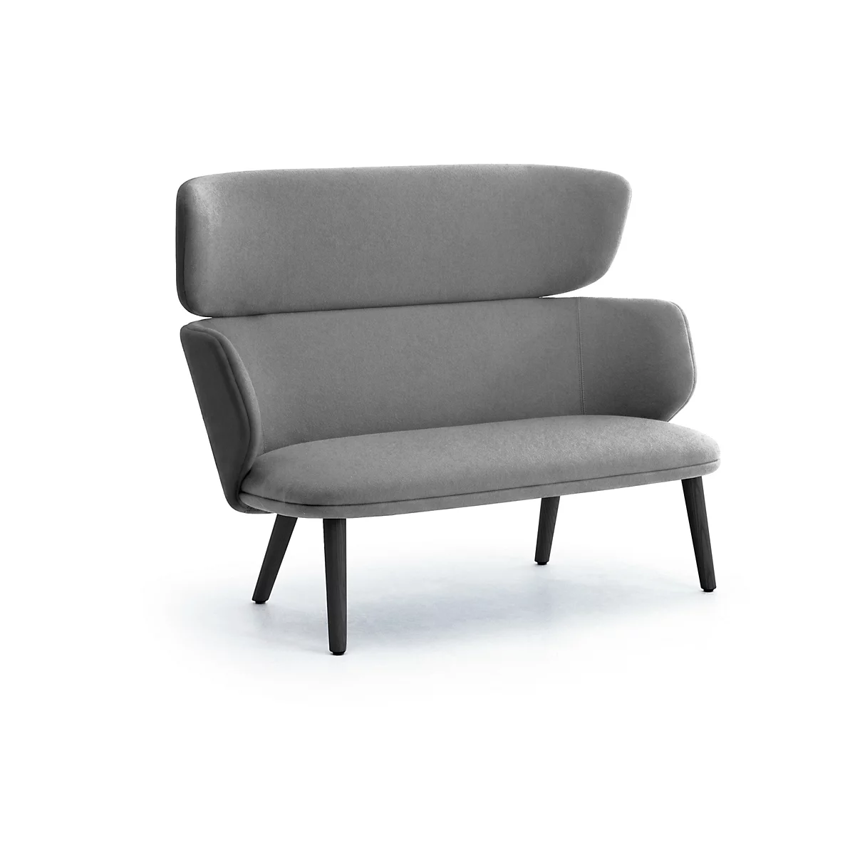 Ein elegantes, graues Sofa mit hoher Rückenlehne und dunklen Holzbeinen vor weißem Hintergrund.