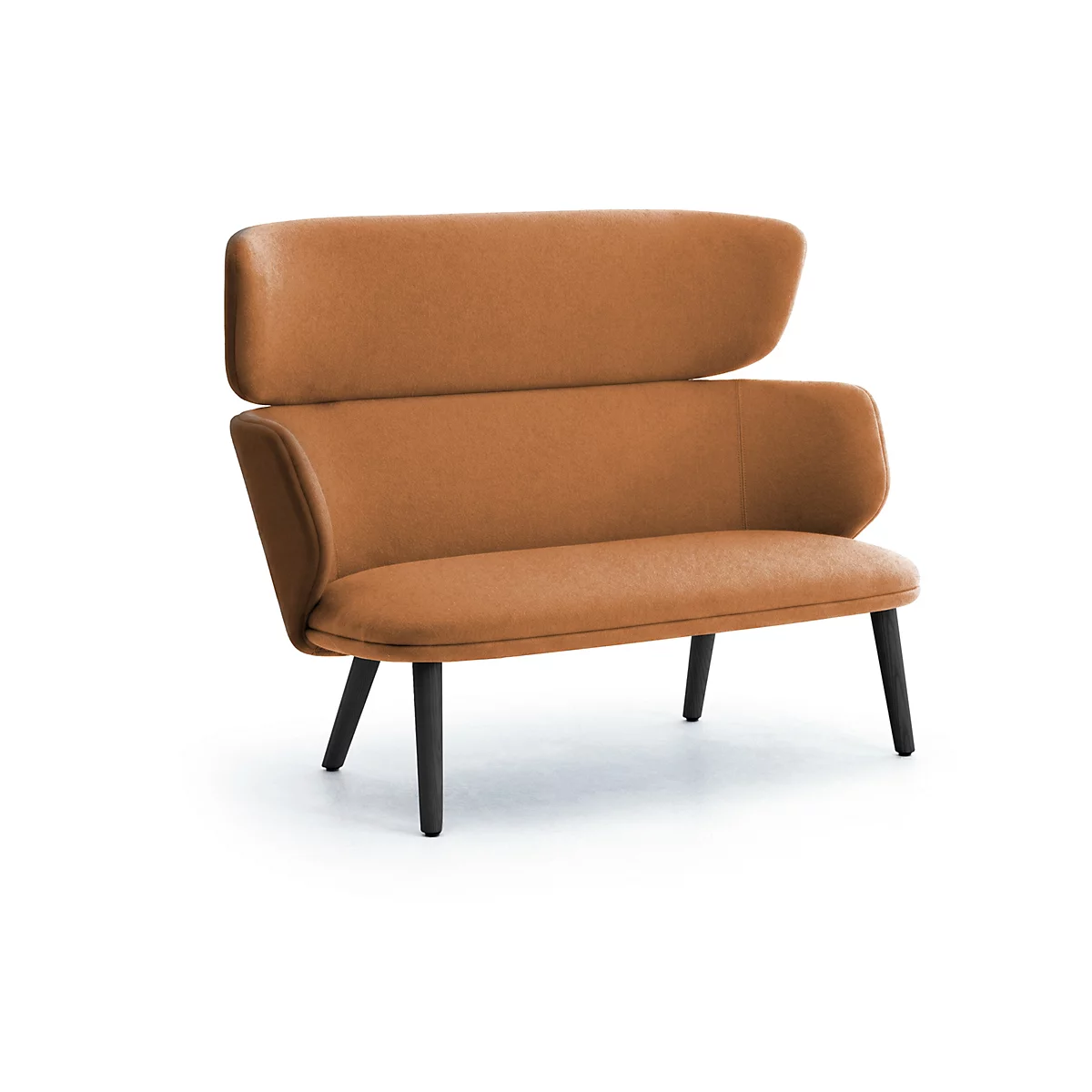 Modernes zweisitziges Sofa in hellbraunem Stoff mit abgerundeter Rückenlehne und schlanken schwarzen Holzbeinen.