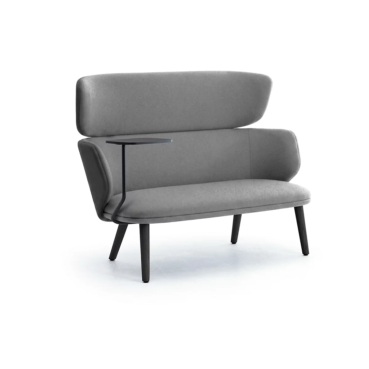 Graues Polstersofa mit hoher Rückenlehne und integriertem schwarzem Seitentisch auf dunklen Holzbeinen.