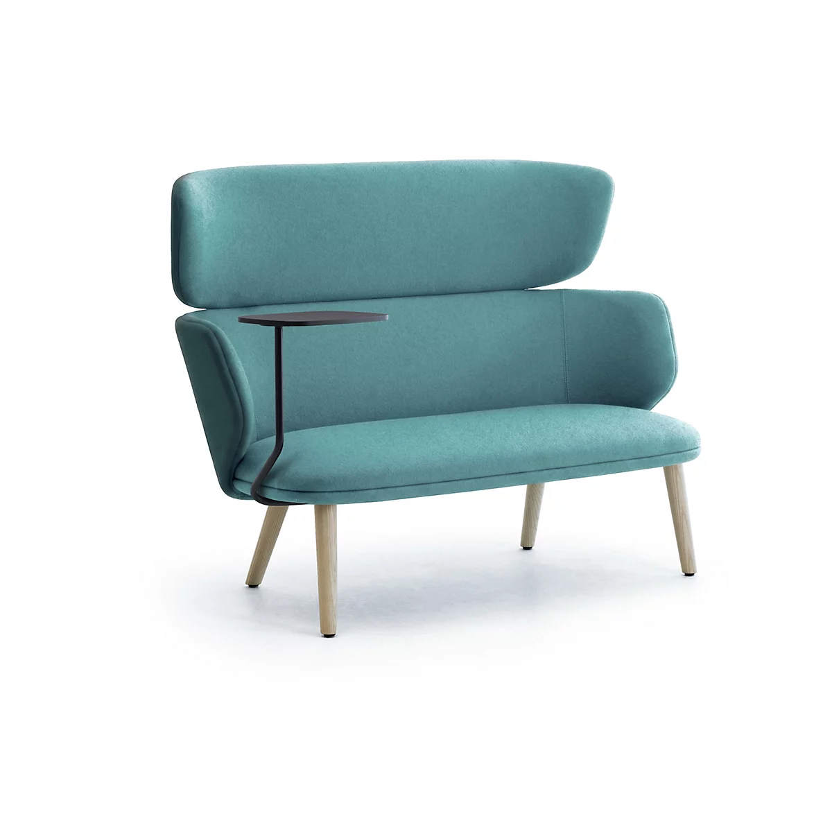 Türkisblaues Sofa mit hoher Rückenlehne und integriertem schwarzem Seitentisch auf hellen Holzbeinen.