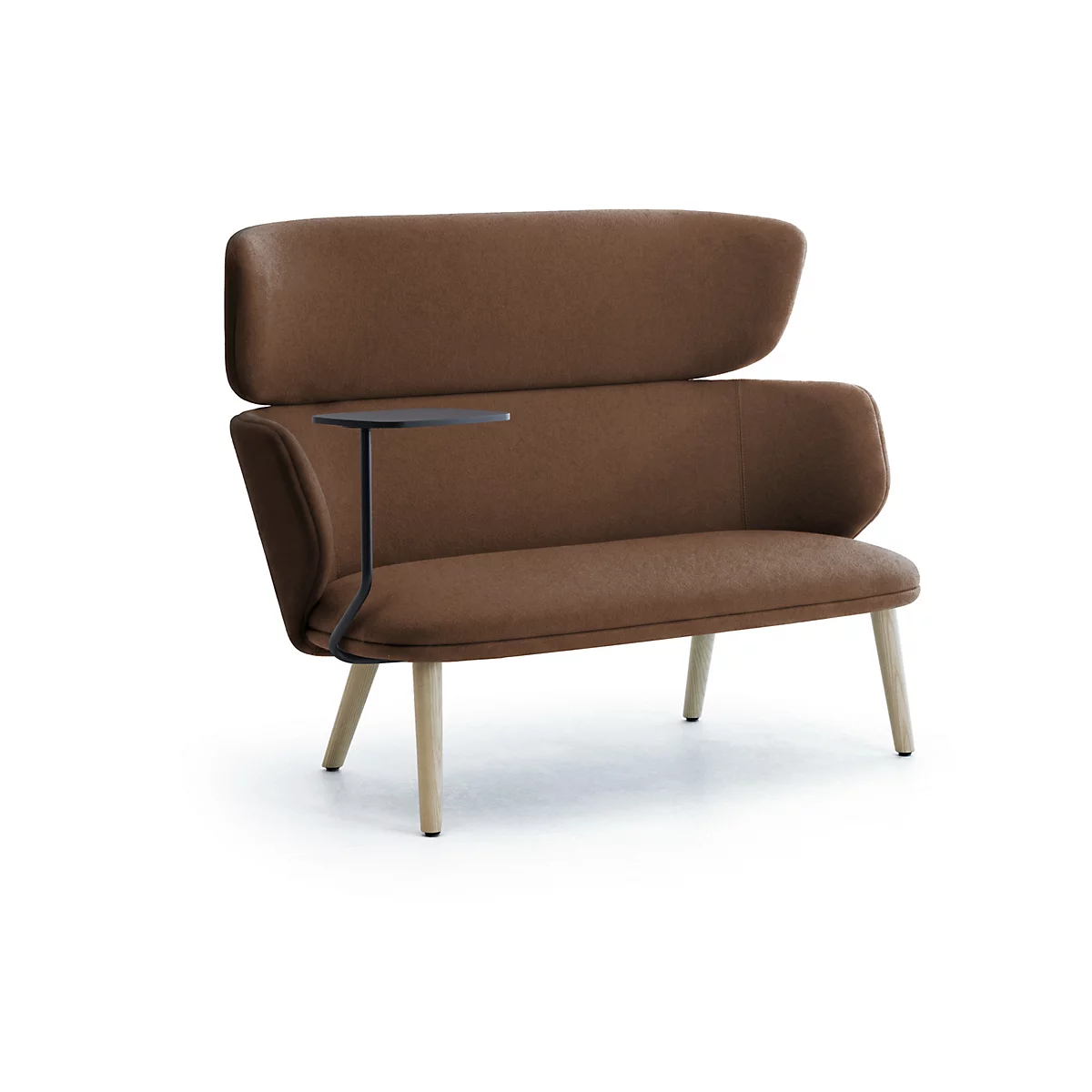 Braunes Sofa mit hoher Rückenlehne und integriertem kleinem schwarzen Beistelltisch auf hellen Holzbeinen.