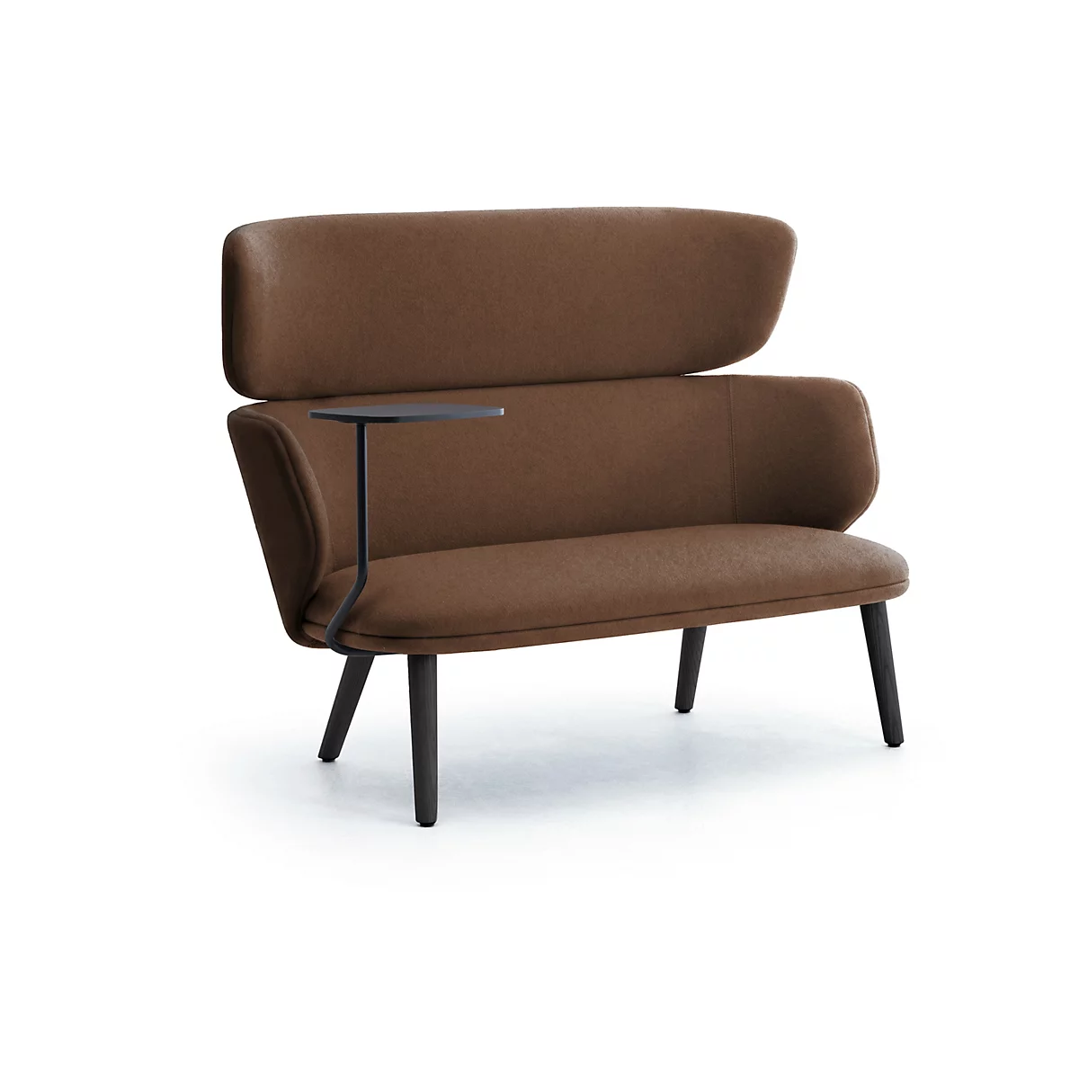 Ein braunes Sofa mit hoher Rückenlehne und integriertem kleinen, schwarzen Beistelltisch auf vier dunklen Holzbeinen.