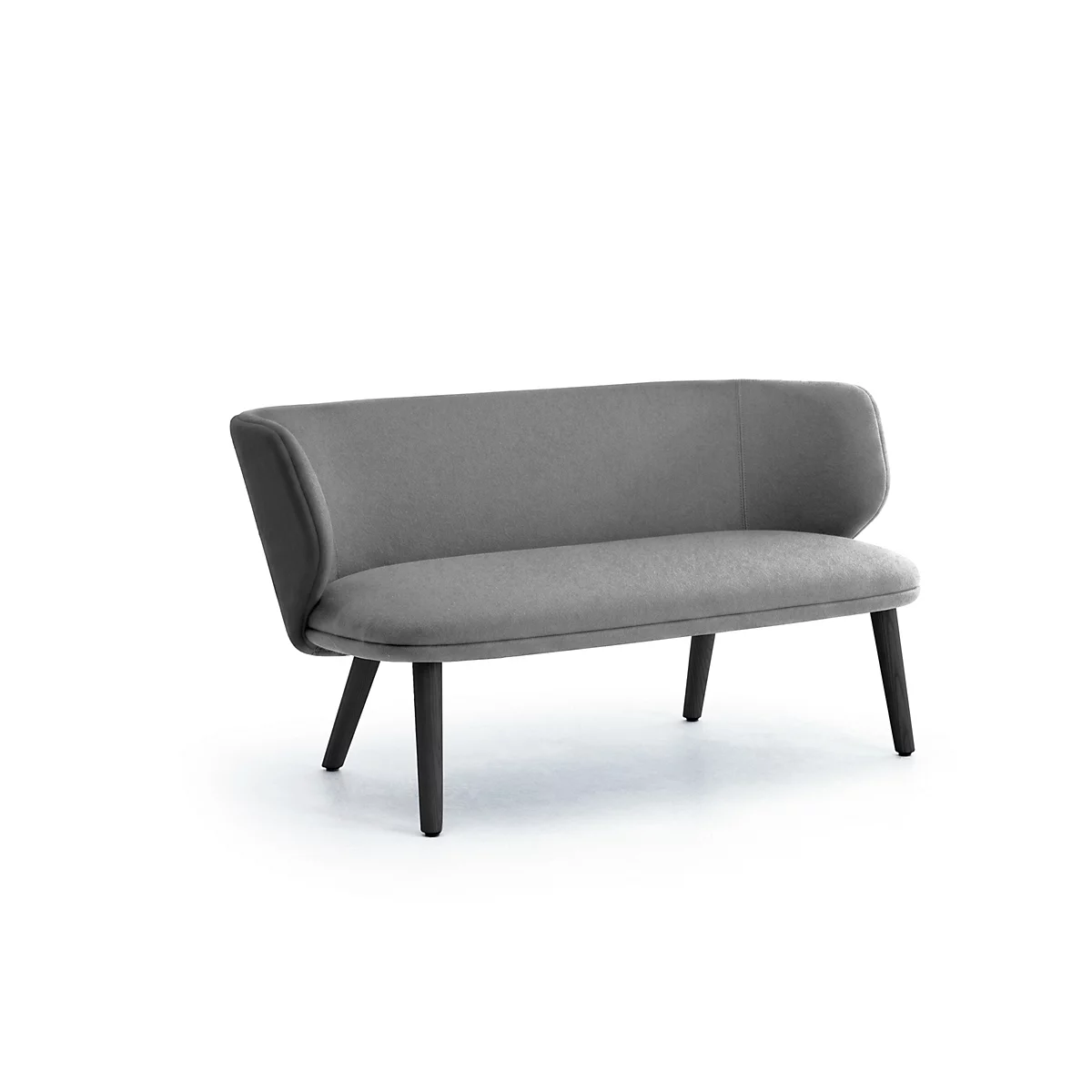 Ein elegantes, graues Sofa mit geschwungener Rückenlehne und dunklen Holzbeinen vor weißem Hintergrund.