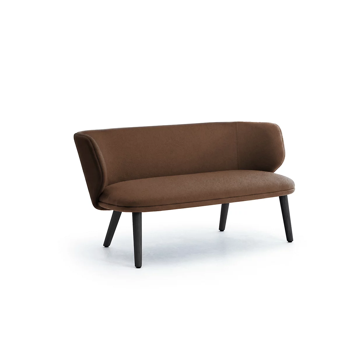Ein braunes, geschwungenes Sofa mit dunklen Holzbeinen vor weißem Hintergrund.