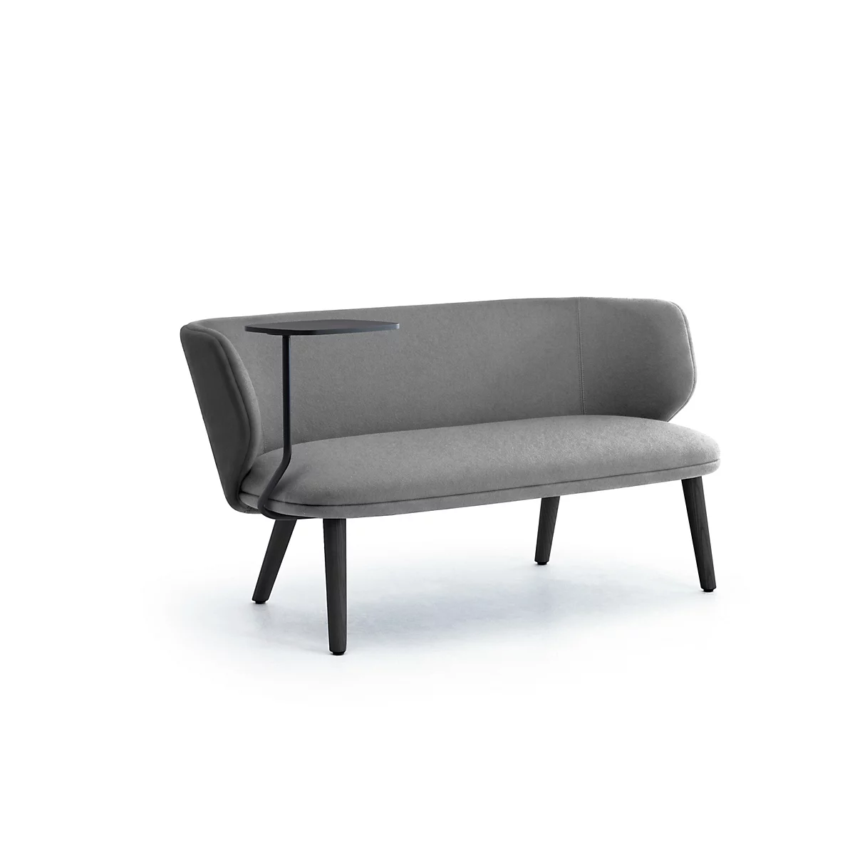 Ein graues Zweisitzer-Sofa mit Holzbeinen und einem integrierten, kleinen schwarzen Beistelltisch auf der linken Seite.