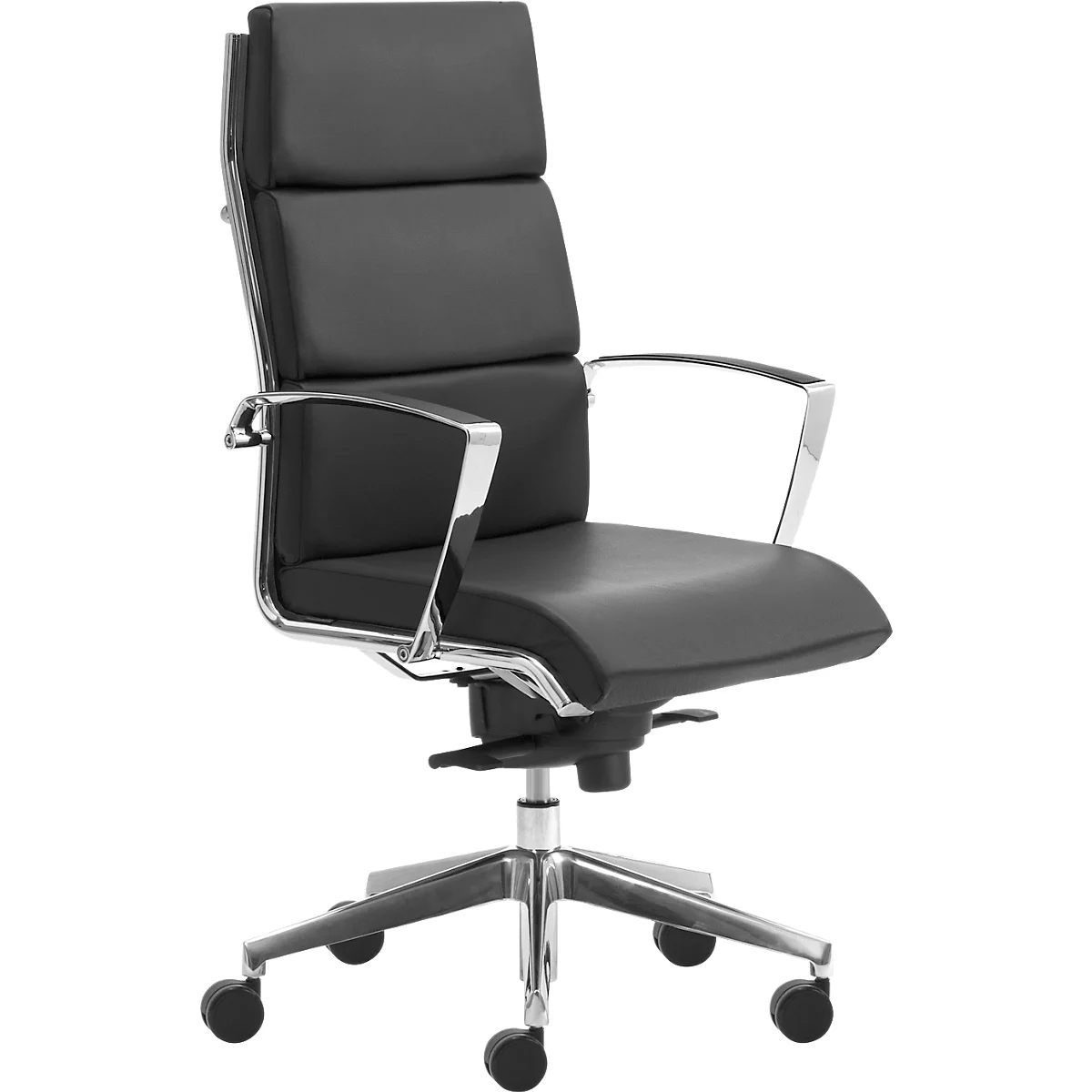 Zwarte bureaustoel met chromen frame, hoge rugleuning en armleuningen. Op wielen.