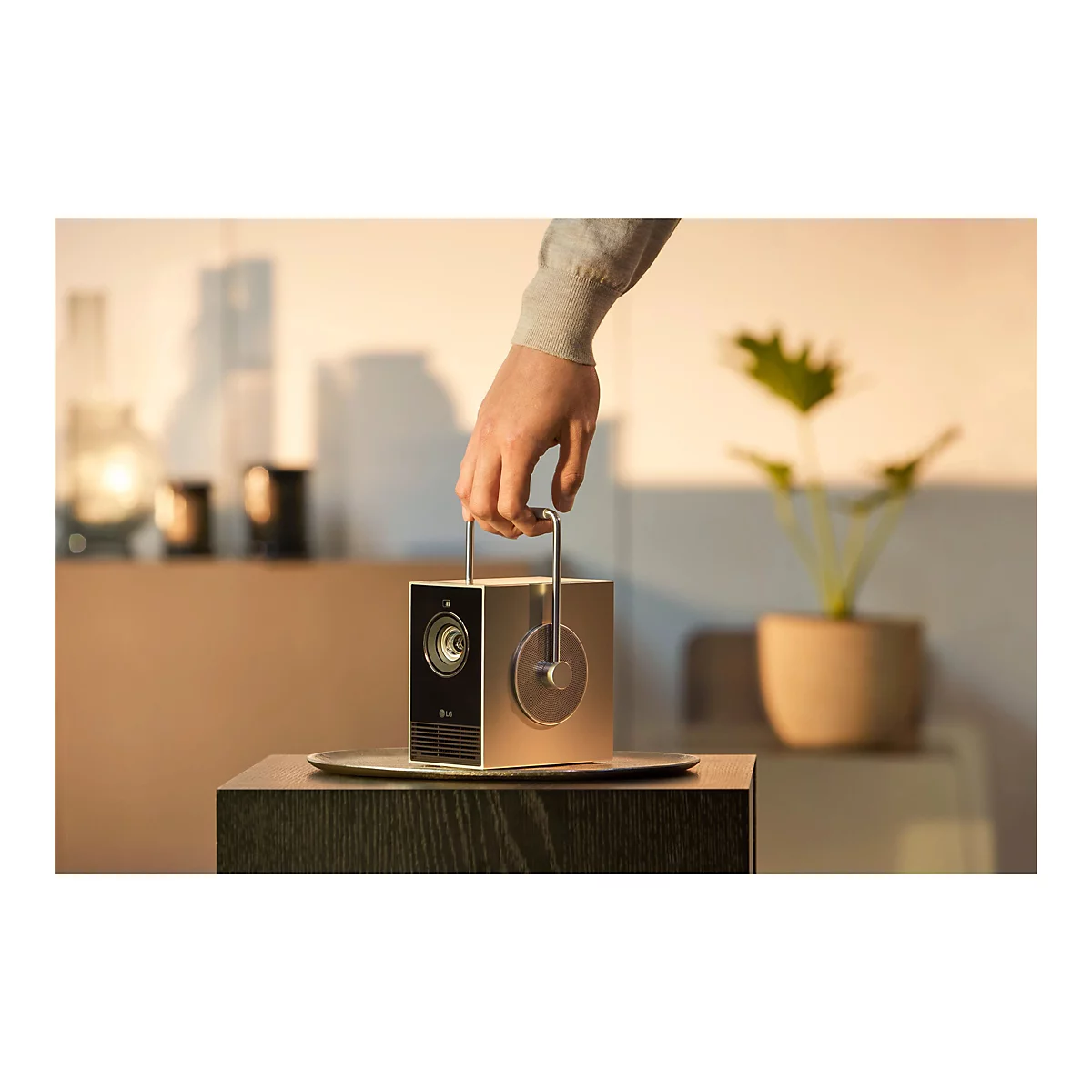 LG CineBeam Q HU710PB - DLP-Projektor - RGB-Laser - tragbar - 500 ANSI-Lumen - 3840 x 2160