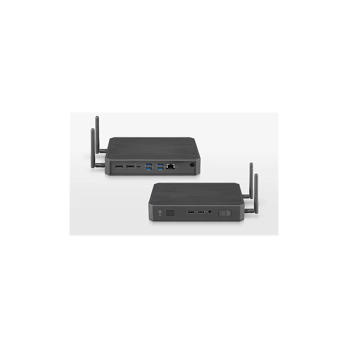 Zwei schwarze LG-Mini-PCs, leicht von oben betrachtet. Einer ist von vorne und der andere von der Seite zu sehen. Beide haben Antennen.