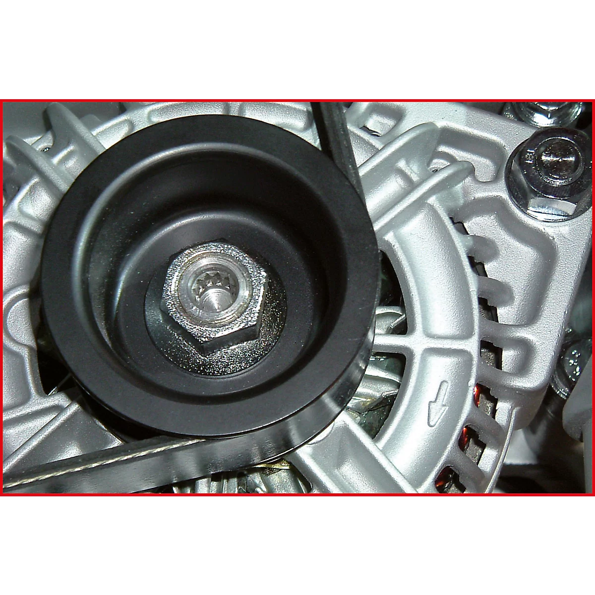 Nahaufnahme einer Lichtmaschine mit Riemenscheibe, Sechskantmutter und Keilriemen.