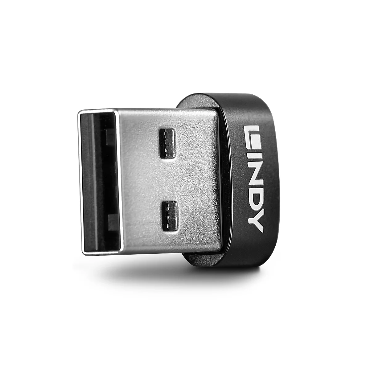Gros plan d'un adaptateur USB argenté avec bordure noire. Il est écrit 'LINDY' en lettres blanches.