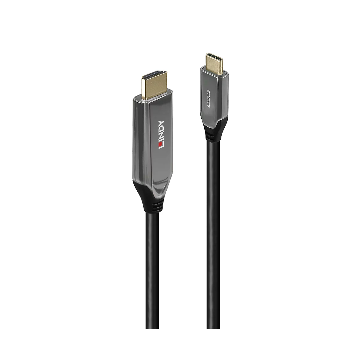Zwei schwarze Kabel mit Anschlüssen. Ein HDMI-Anschluss mit goldfarbenem Kopf und LINDY-Logo, ein USB-C-Anschluss mit "SOURCE" Beschriftung.