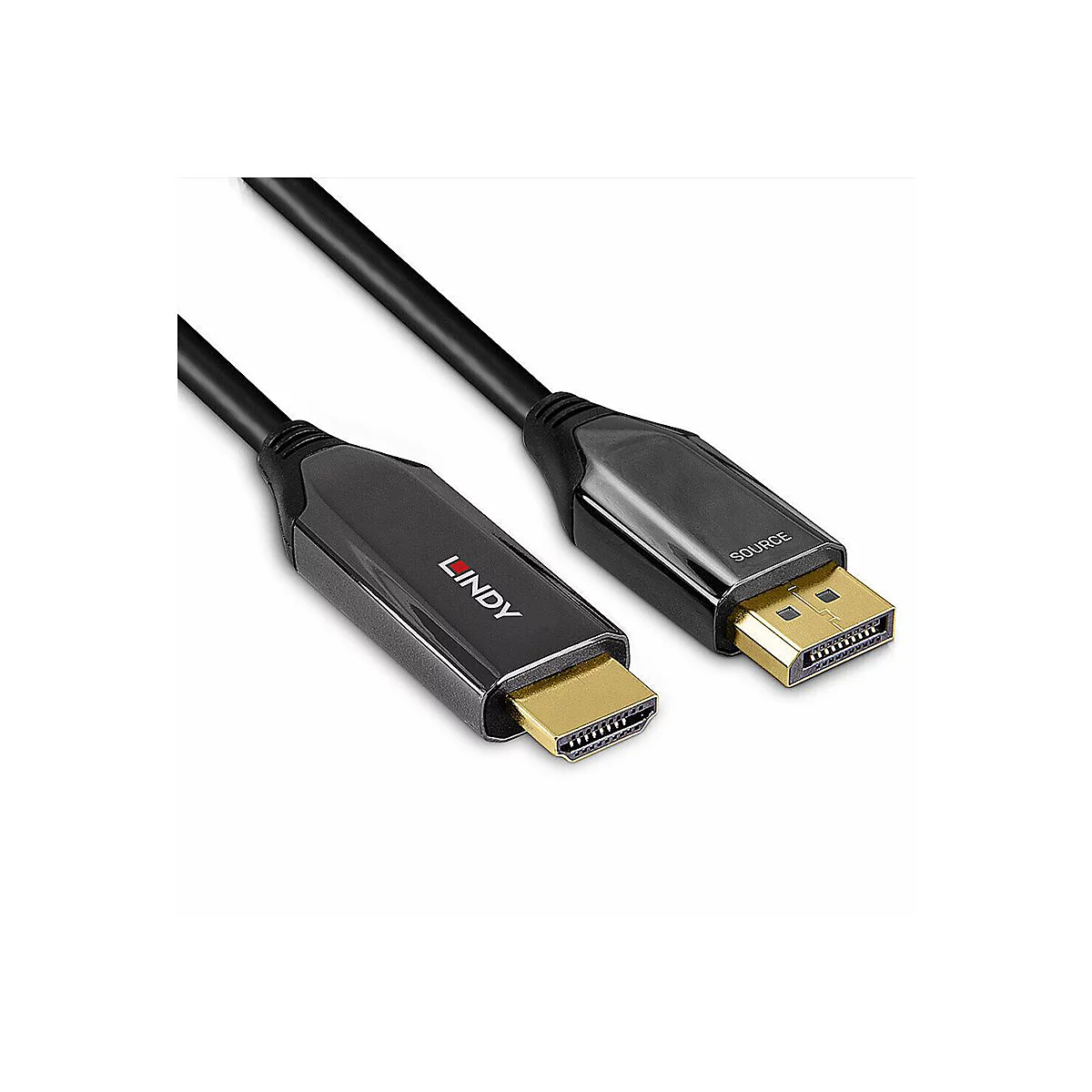 Schwarzes HDMI-Kabel mit Goldfarbenen Anschlüssen. Der Stecker ist mit Lindy und Source beschriftet.