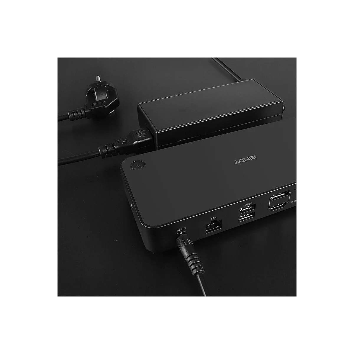 Schwarz-graue Dockingstation mit Stromkabel und Adapter. Aufschrift 'NOKIA' auf der Oberseite.