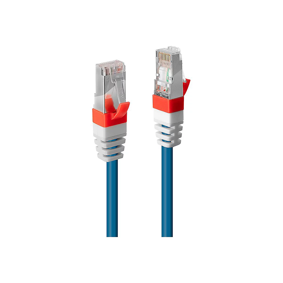 Zwei blaue Netzwerkkabel mit orangefarbenen und weißen Akzenten und transparenten Steckern. Weißer Hintergrund.