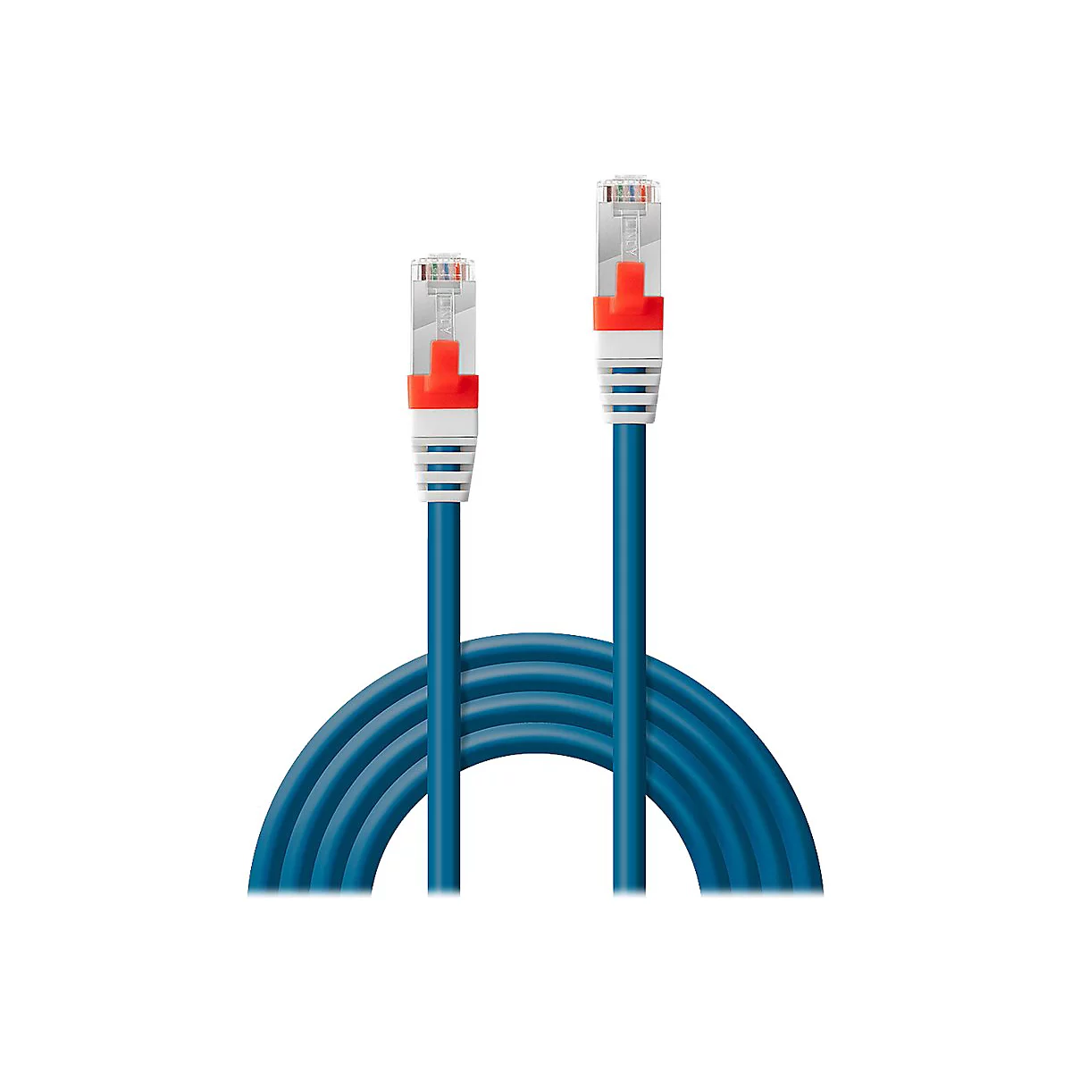 Zwei blaue Ethernet-Kabel vor weißem Hintergrund. Stecker mit orangefarbenem Clip, transparente Schutzhülle.