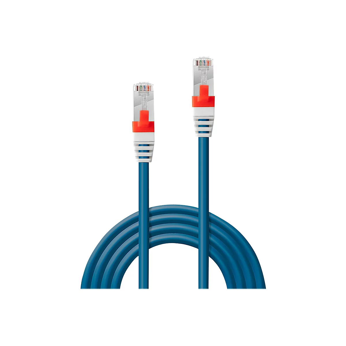 Zwei blaue Ethernet-Kabel vor weißem Hintergrund. Stecker mit orangefarbenem Teil, Kabel gebogen.