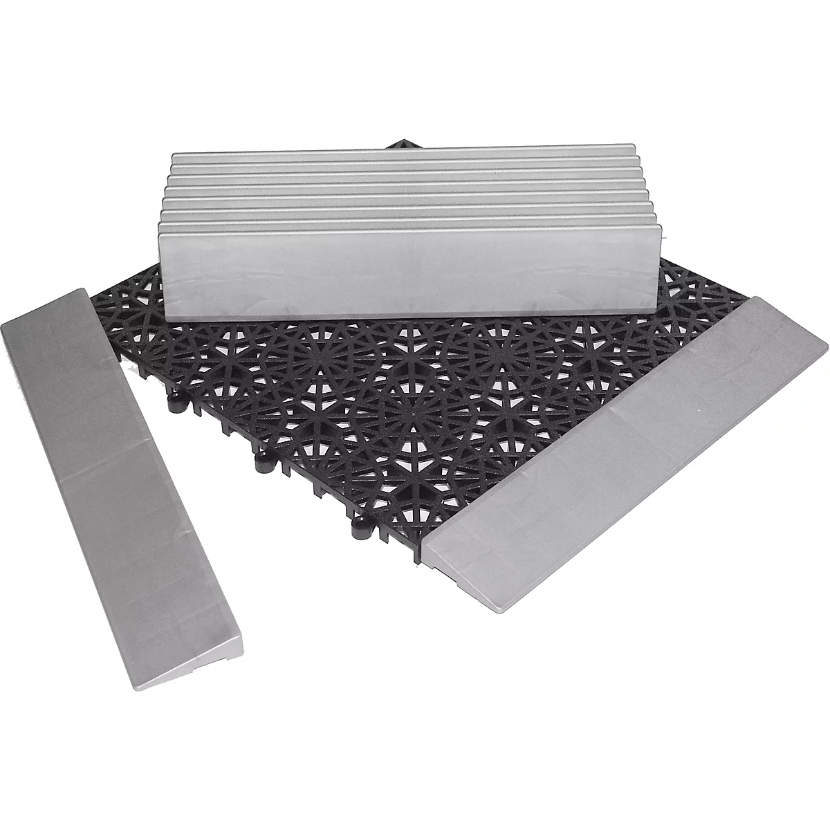 Placas metálicas sobre una rejilla negra, formando una rampa.