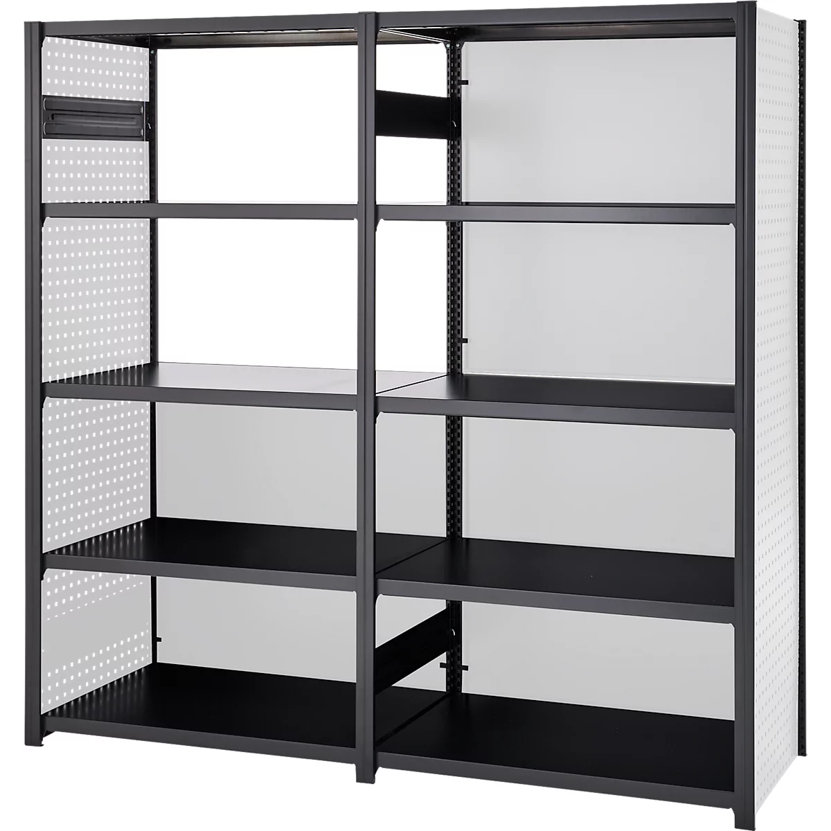 Graues Metallregal mit schwarzen Ablagen und Lochblechseiten. Die Ablagen sind leer.