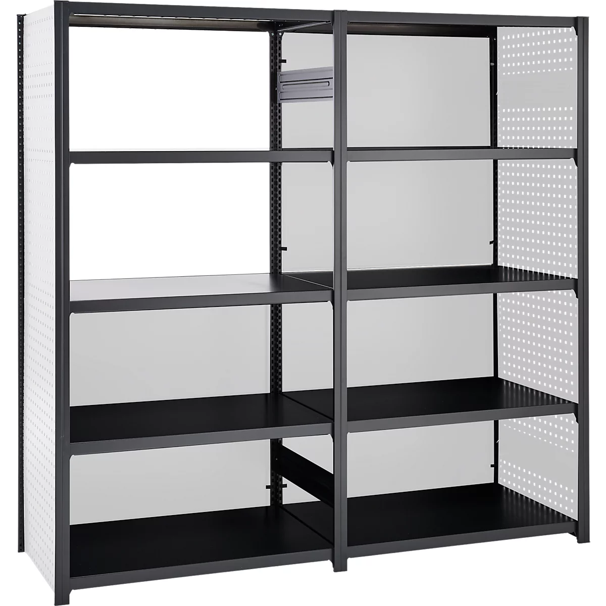 Ein graues Metallregal mit vier Ebenen, weißen Rückwänden und Lochmuster an den Seitenwänden.