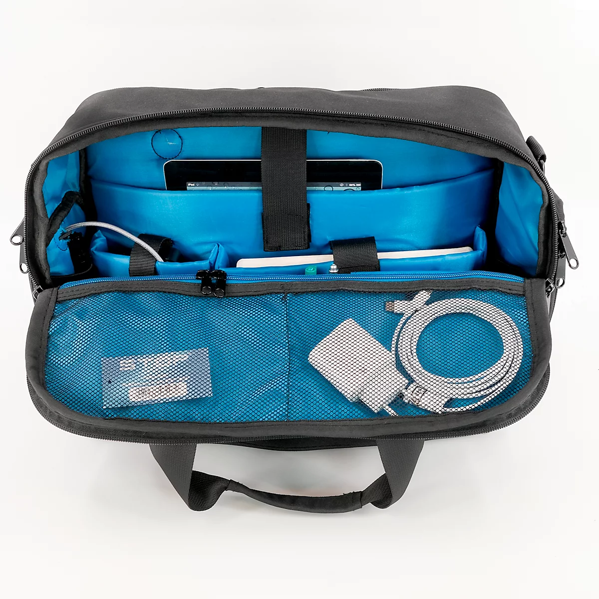 Sacoche d'ordinateur portable noir ouvert avec doublure bleue. À l'intérieur, une tablette, un câble de chargement et des accessoires.