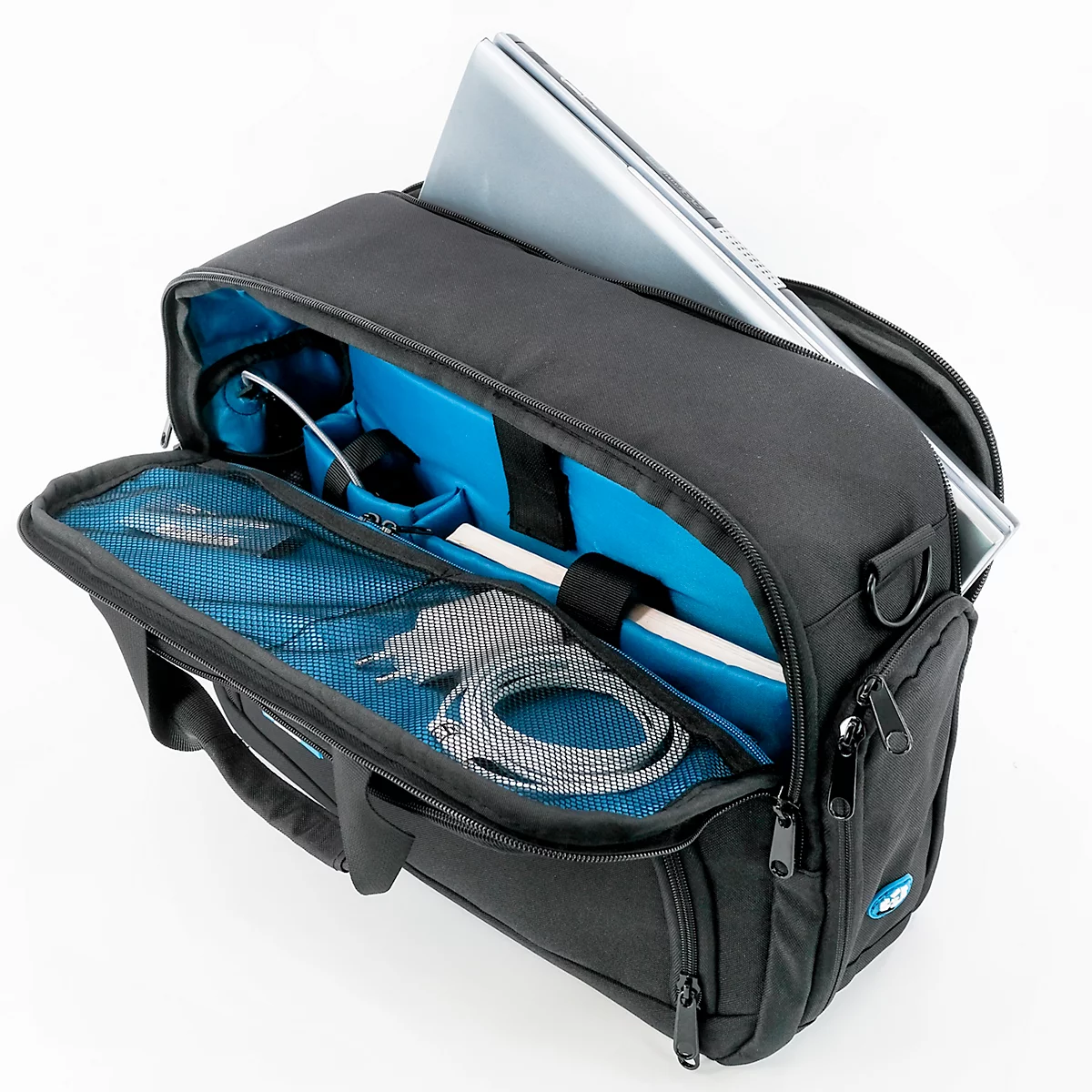 Schwarze Laptop-Tasche mit blauem Innenfutter, offen. Ein Laptop und Zubehör sind zu sehen.