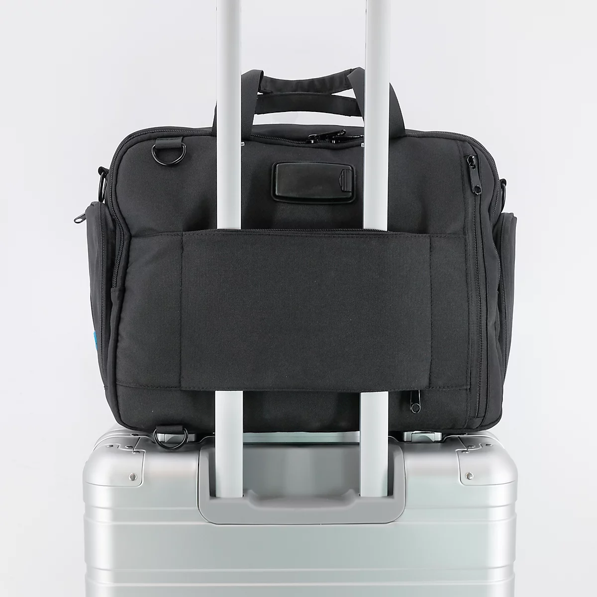 Zwarte laptoptas op zilveren trolley. Handvatten en stangen zijn zilver.