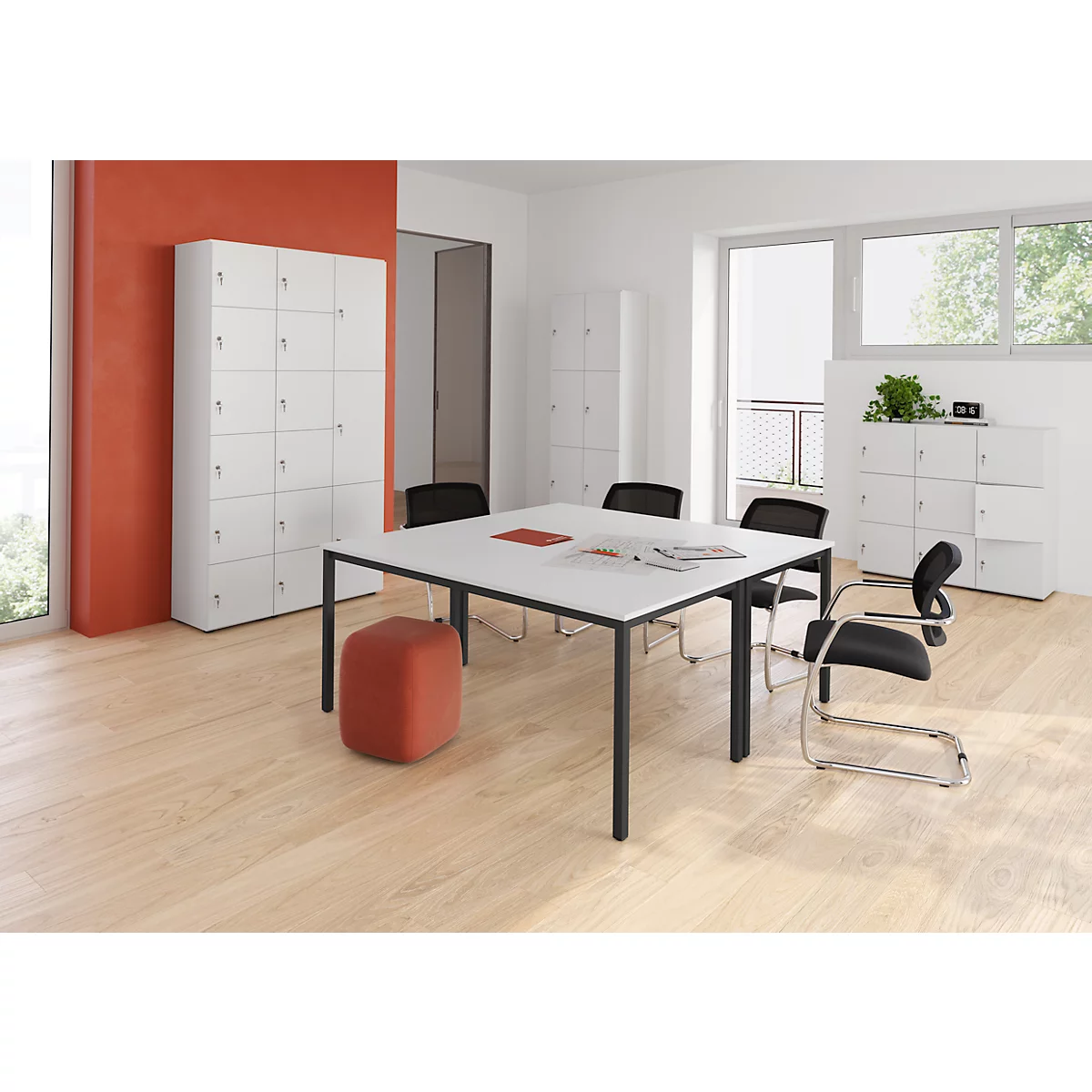 Lichte vergaderruimte met tafel, stoelen en kasten. Houten vloer, oranje muur.