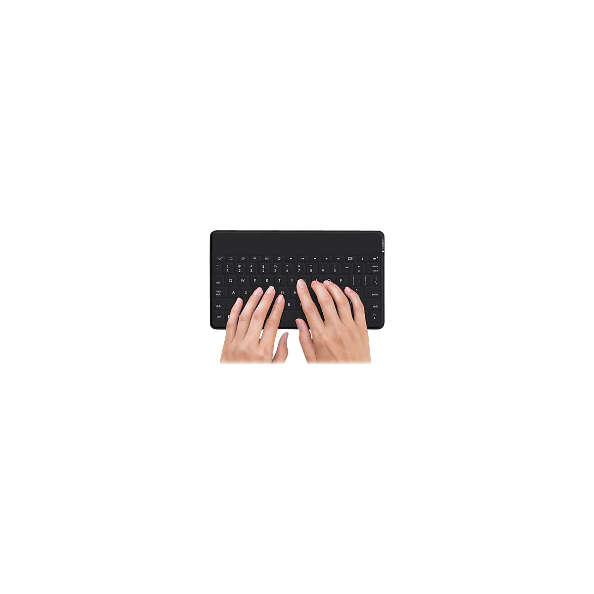 HÃ¤nde tippen auf einer schwarzen Tastatur. Die Tastatur ist rechteckig und die Finger berÃ¼hren die Tasten.