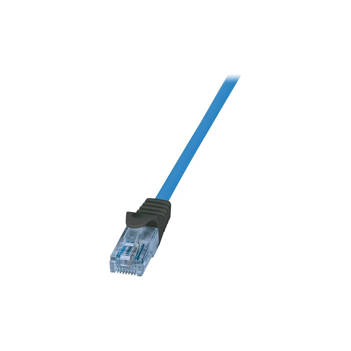 Blaues Netzwerkkabel mit RJ45-Stecker und schwarzer Knickschutztülle auf weißem Hintergrund.