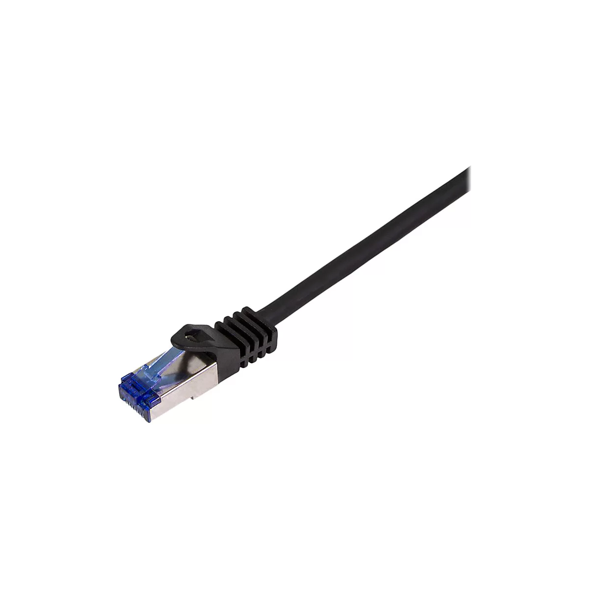 Schwarzes Netzwerkkabel mit einem metallisch glänzenden RJ45-Stecker und blauem Knickschutz vor weißem Hintergrund.