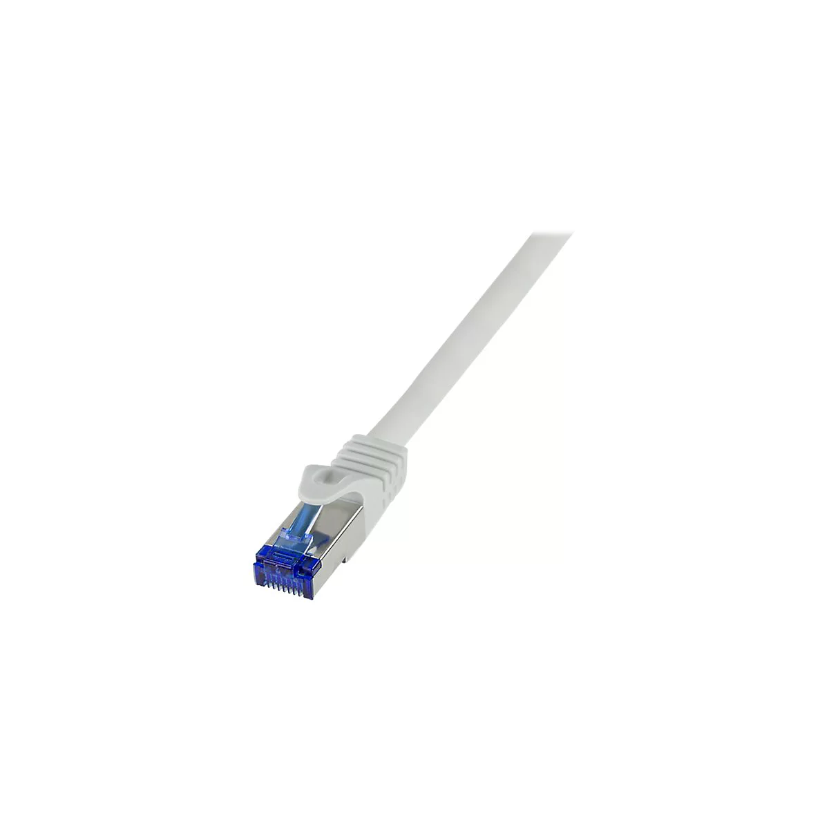 Ein weißes Netzwerkkabel mit einem metallisch glänzenden RJ45-Stecker mit blauem Kunststoffelement.