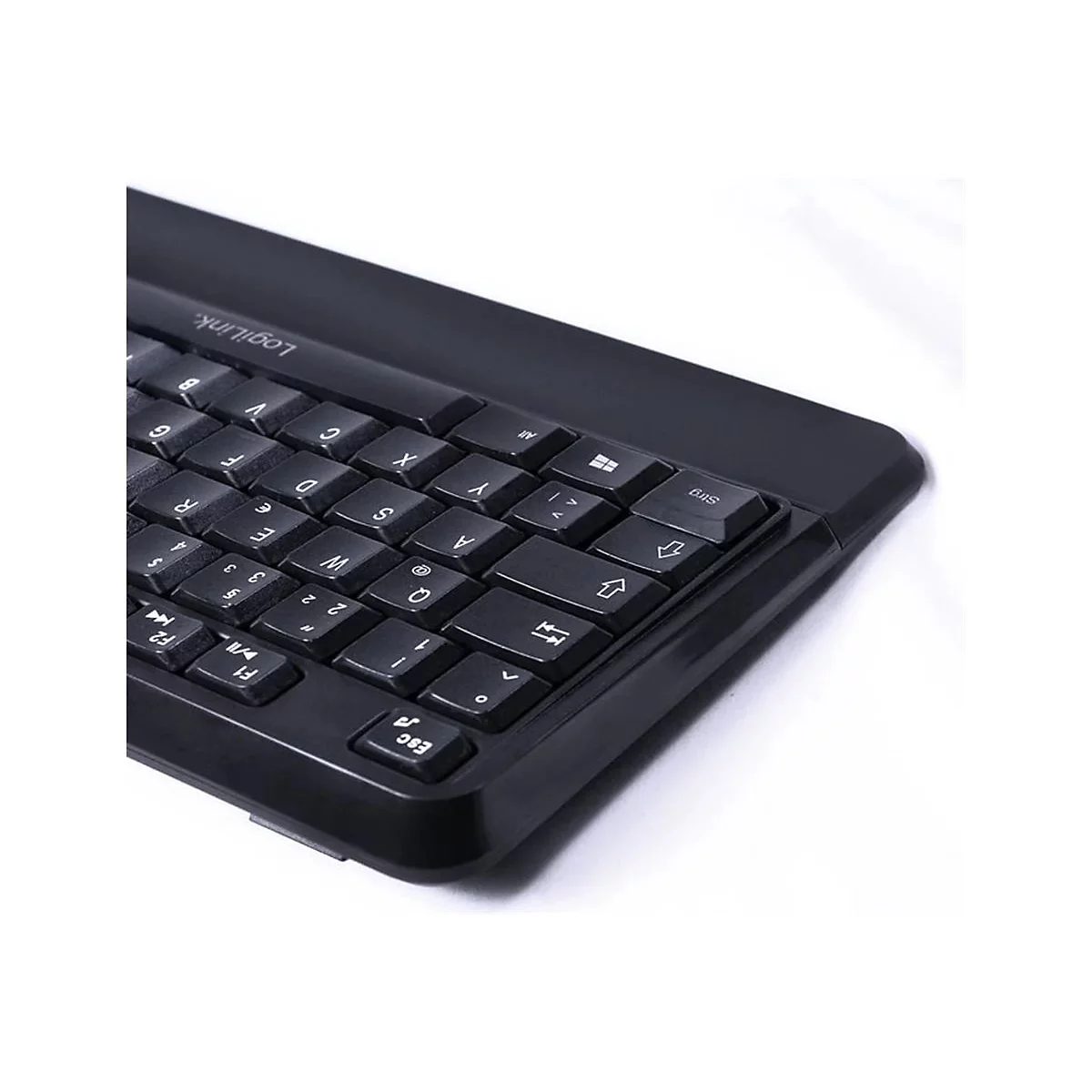 Schwarze Computertastatur aus der Vogelperspektive. Buchstaben, Ziffern und Sonderzeichen auf schwarzen Tasten. Markenname LogiLink.