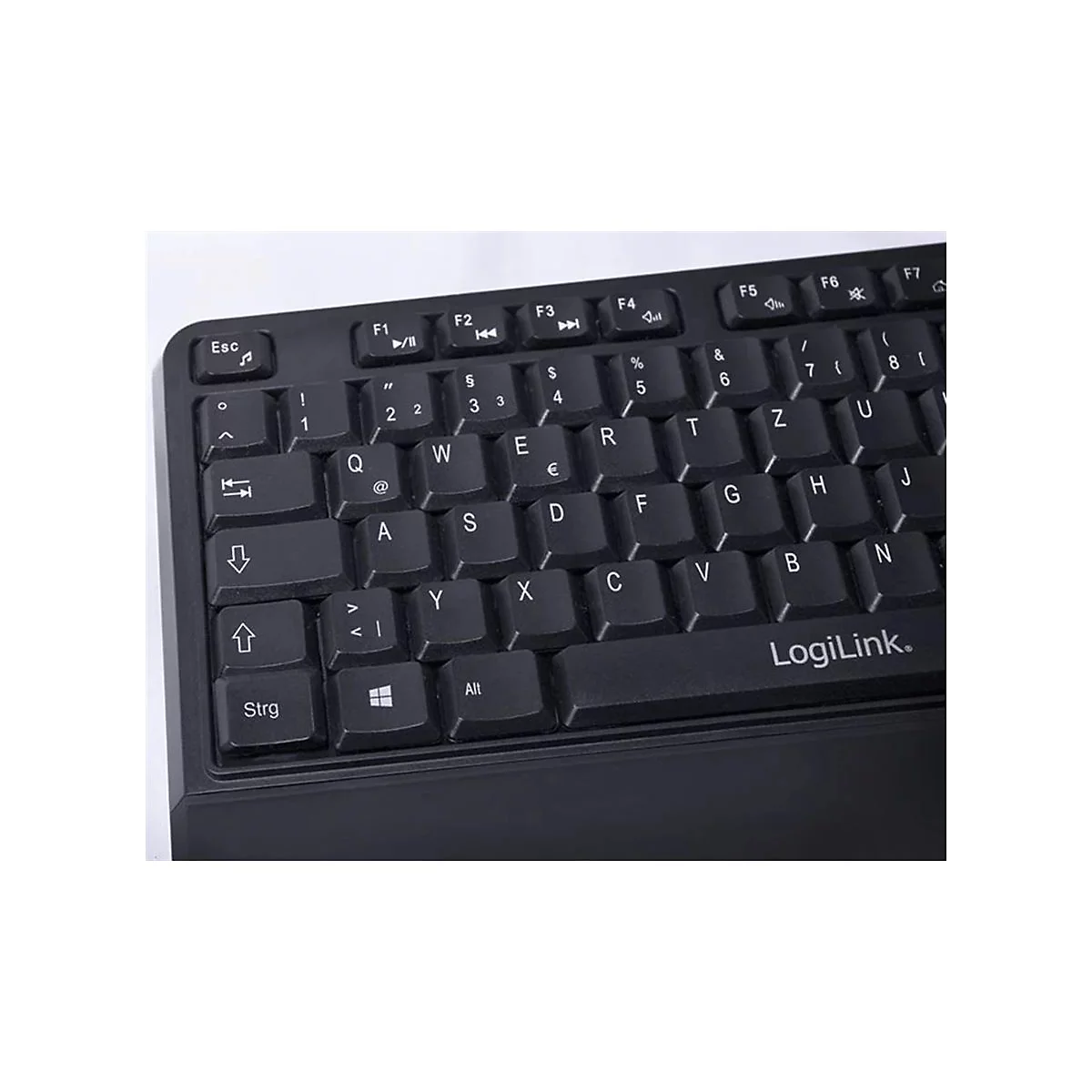 Nahaufnahme einer schwarzen Tastatur mit weißen Buchstaben. Das Logo "LogiLink" ist deutlich sichtbar.