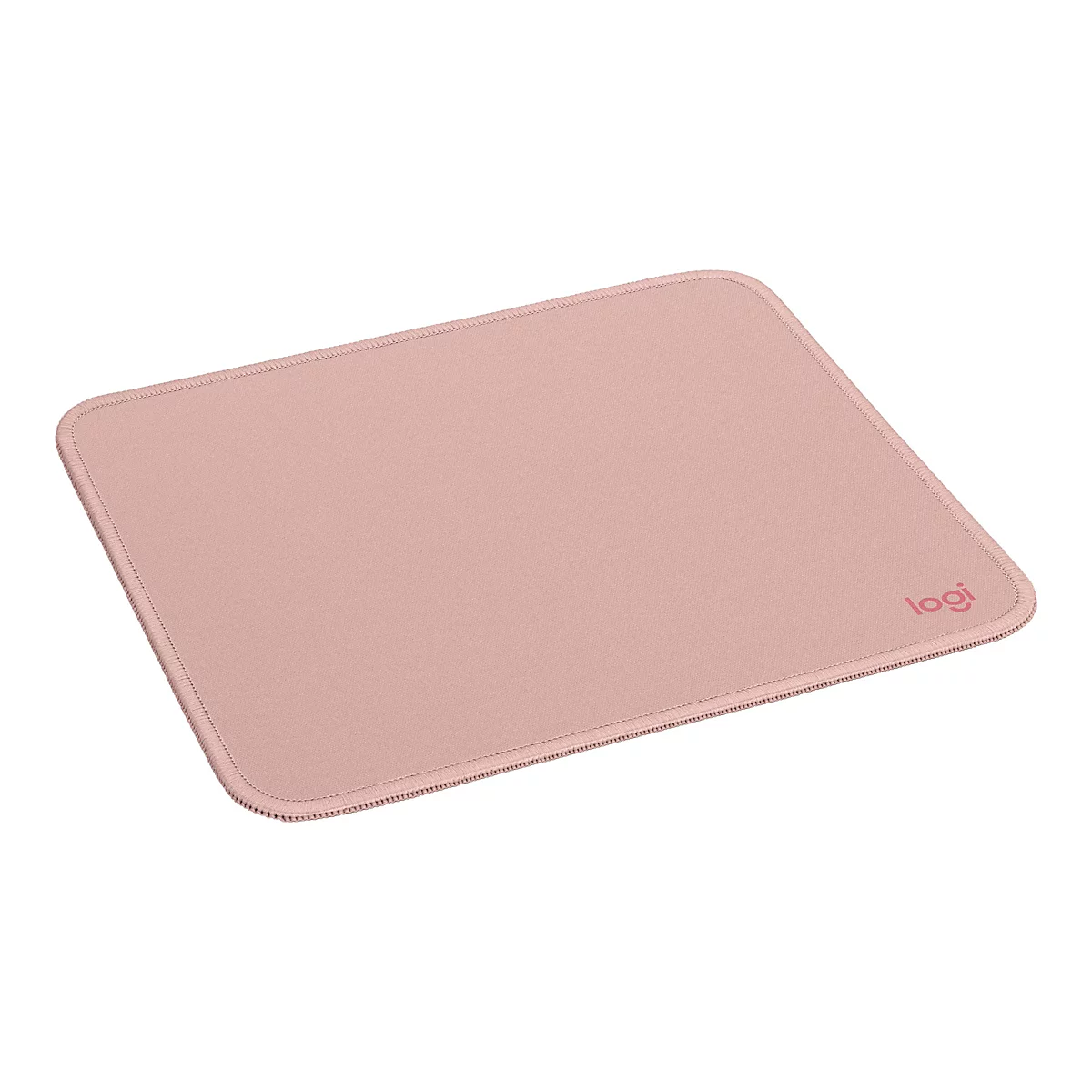Tapis de souris rectangulaire rose sur fond blanc. Les bords sont cousus avec un fil plus clair. Logo Logi dans le coin inférieur droit.