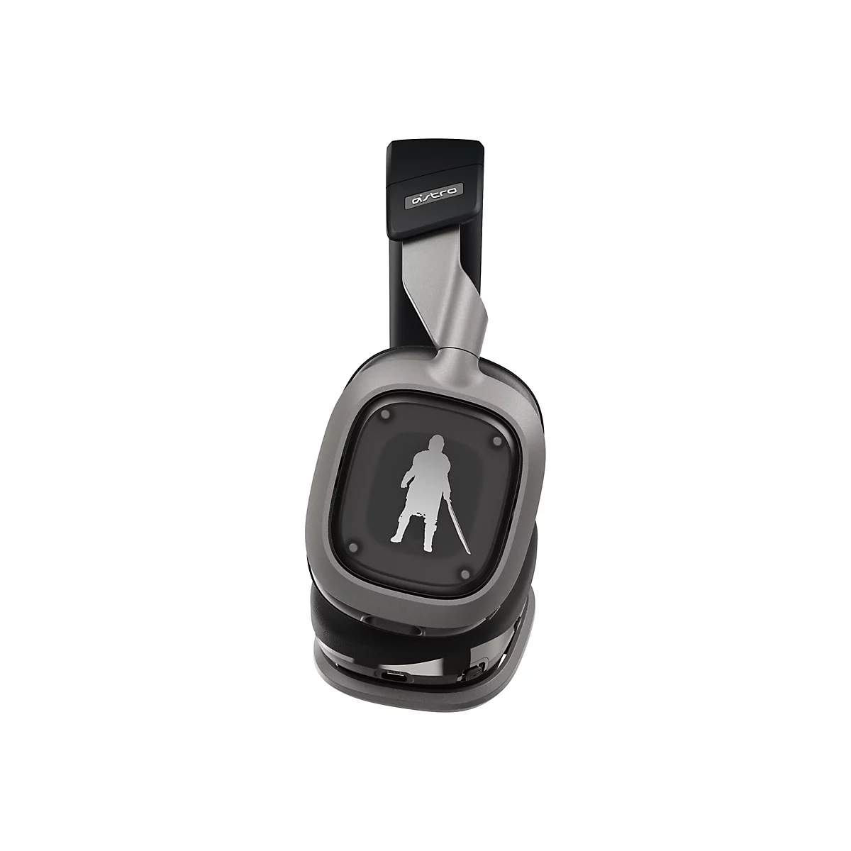 Graue Astro-Gaming-Kopfhörer mit silbernem Design und einem Mandalorianer-Symbol auf dem linken Ohrhörer, auf weißem Hintergrund.