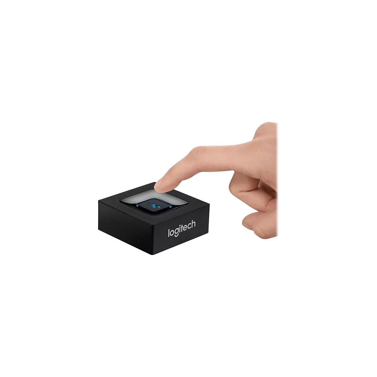 Ein Finger drückt die beleuchtete Bluetooth-Taste auf einem schwarzen Logitech-Empfänger.