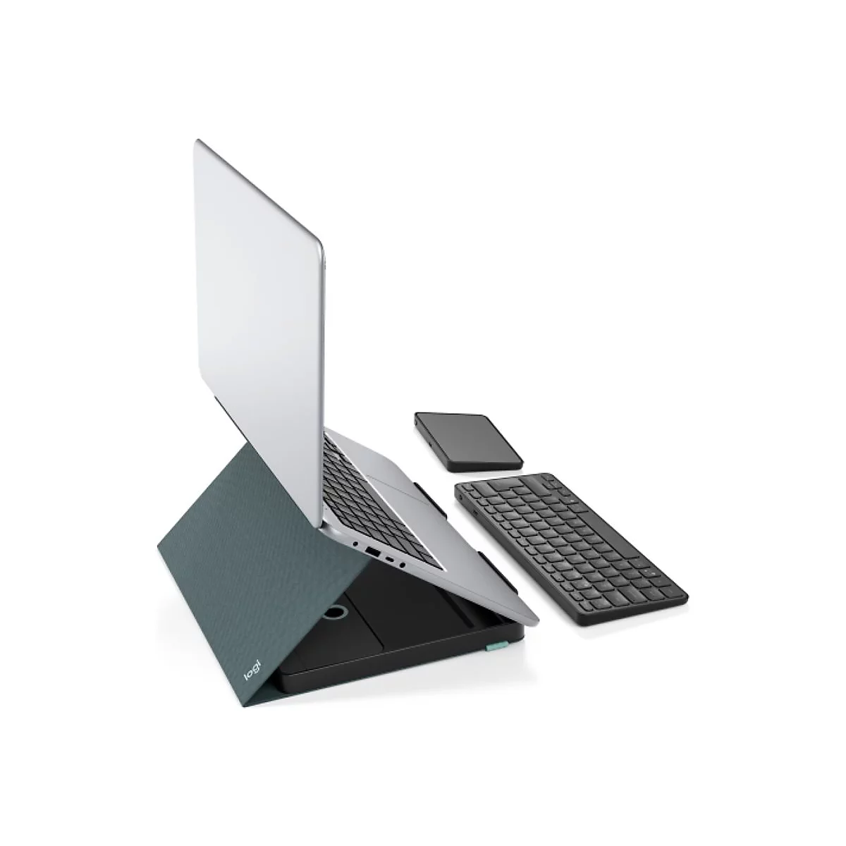 Laptop auf einer Halterung, neben Tastatur und Smartphone, weißer Hintergrund.