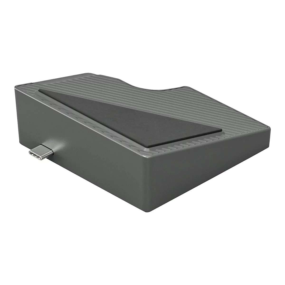 Grauer, abgeschrägter Podest mit USB-C-Anschluss, schwarzem Einsatz und Rillen auf der Oberseite.